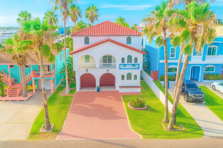 Fun Retro Island Vibe Sleeps 17 Beach 1 block in South Padre Island, TX