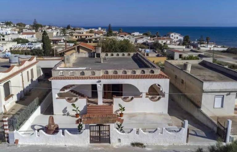 Beautiful villa with BBQ, patio & yard | Next to the beach | Pet-friendly — photo 2