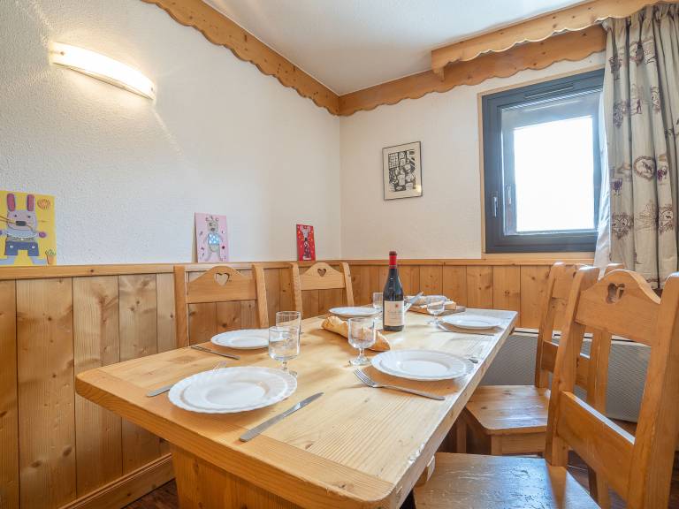 Family-oriented beautiful rental apartment with patio | Mountain view | Close to the ski | Pet-friendly — photo 3