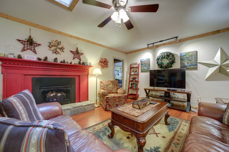 'Campbell Retreat' in Maggie Valley w/ Deck! — photo 5