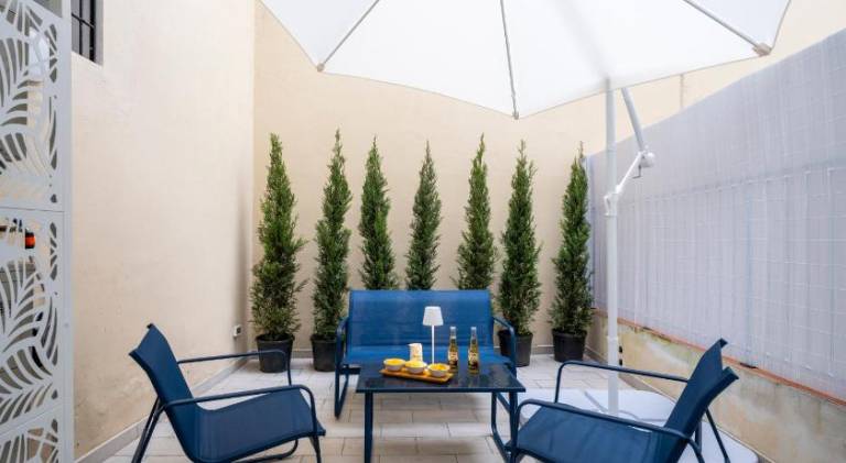 Apartment with yard — photo 4