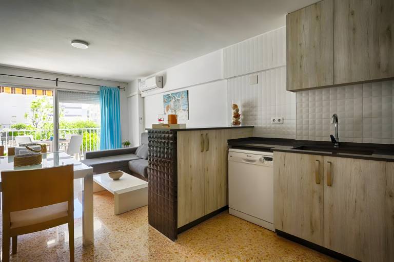 Fully equipped holiday apartment with terrace, yard & fast internet | Garden view | Beach nearby | Pet-friendly — photo 4