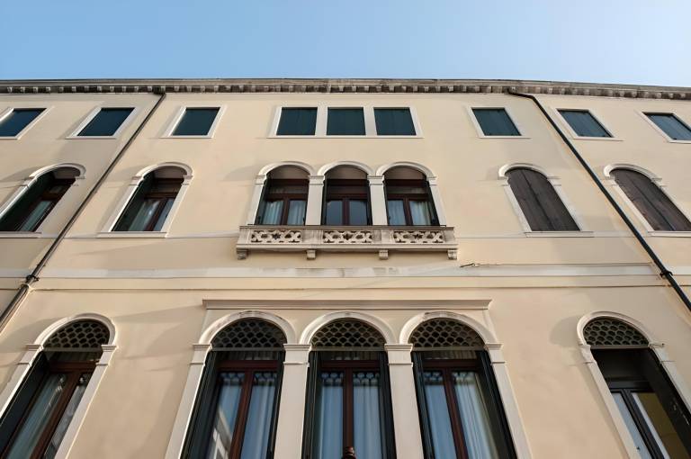 Beautiful rental apartment with patio | Near Rialto Bridge | Perfect for remote work | Pet-friendly in Venice