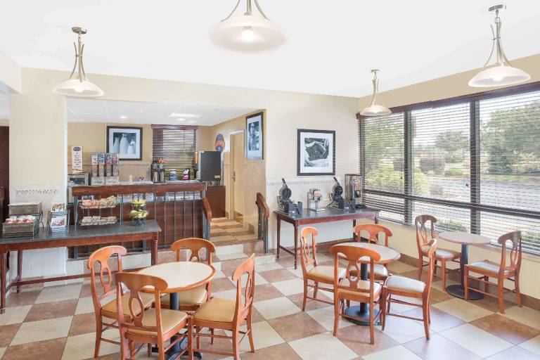 Baymont by Wyndham Greenville — photo 4