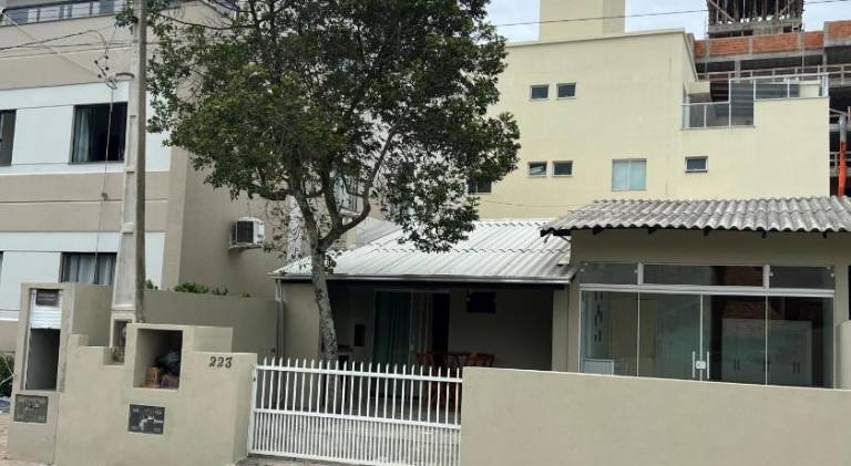 Vacation home with 2 rooms for 6 persons in Bombinhas