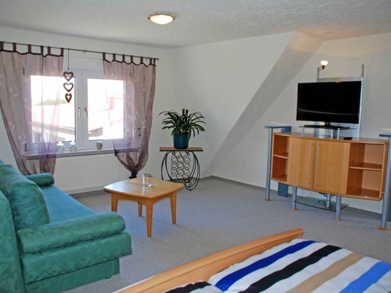 Ferienwohnung Pommernhof im OG mit Sitzecke im Garten