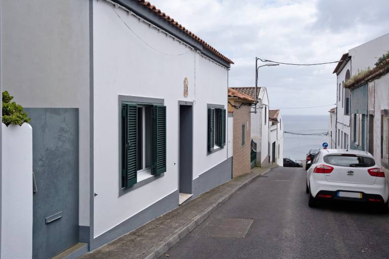 Vacation home with fast internet, BBQ & patio | Sea view | Suitable for remote work | Dogs allowed in Ponta Delgada