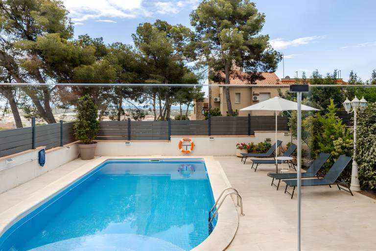 Fully equipped wonderful house with private pool, fast internet & grill | Garden view | Pet-friendly — photo 2
