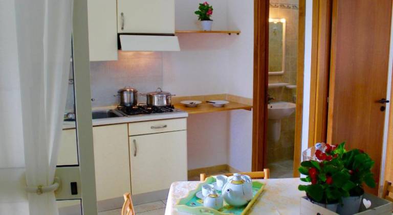 Serviced apartment with grill, pool & yard — photo 4