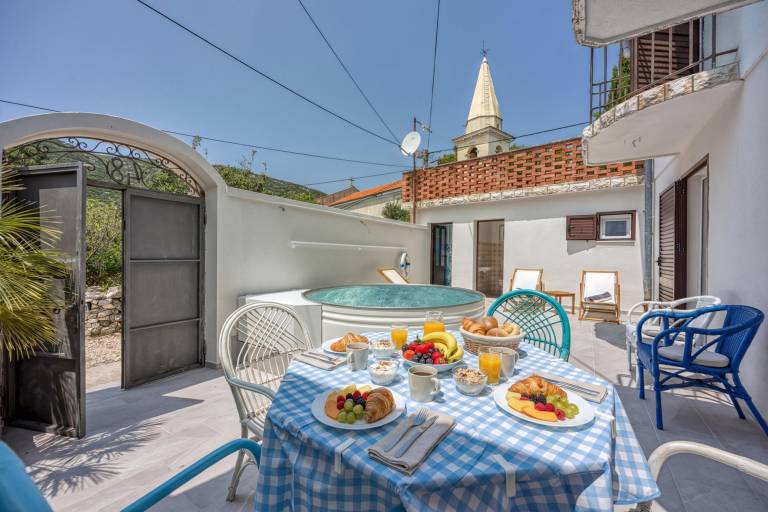 Vacation home with grill, garden & private pool in Mali Losinj