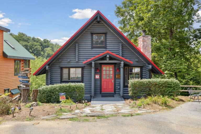 Bearless Whisper, a Beautiful Romantic Cabin Located Under a Mile from Soaky Mountain Water Park! — photo 2