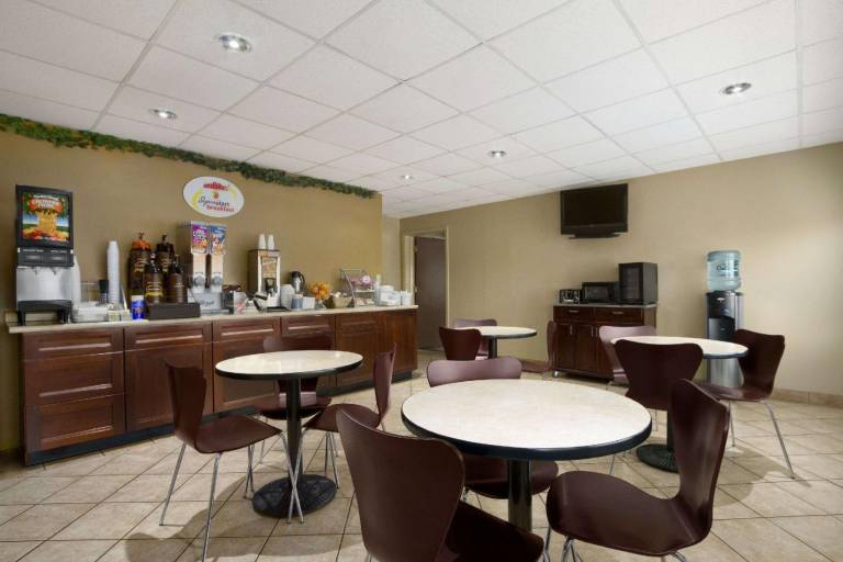 Super 8 By Wyndham Tupelo Airport — photo 4