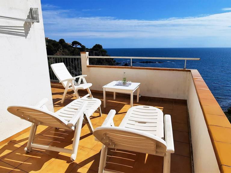 Spacious apartment in Llançà with sea view, terrace, parking, and pets allowed — photo 3