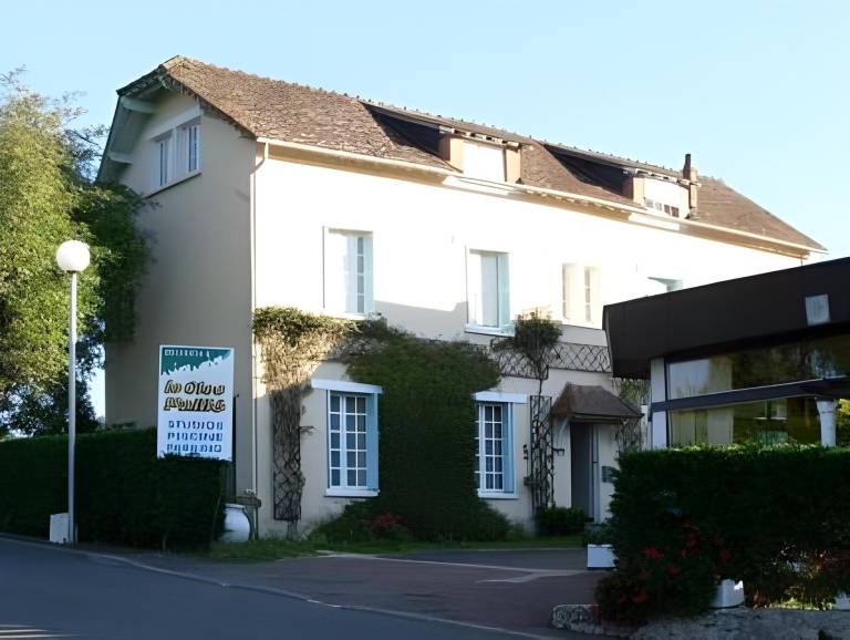 Apartment with pool, garden & patio in Chatellerault