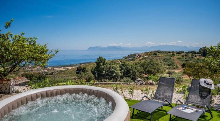 Villa with jacuzzi — photo 5