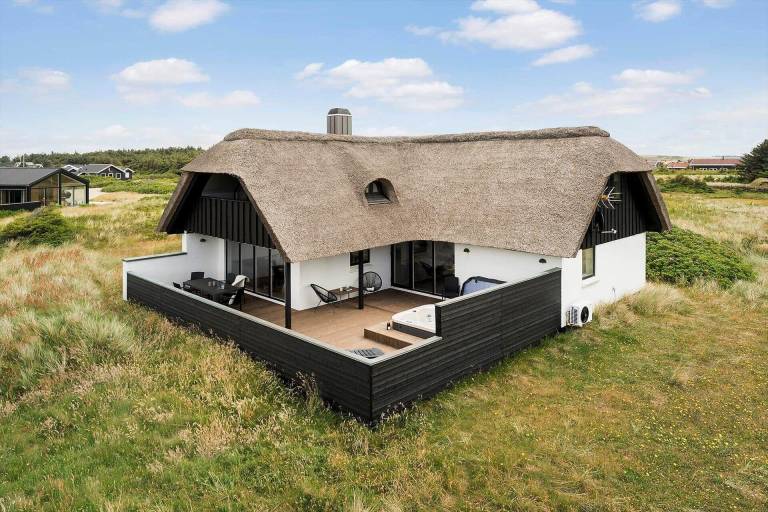 House with jacuzzi, sauna & BBQ in Harboore