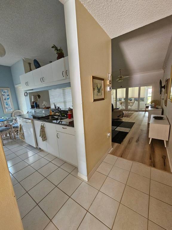 Stunning Fully Furnished 3-Bed Condo on Golf Course with Resort-Style — photo 3