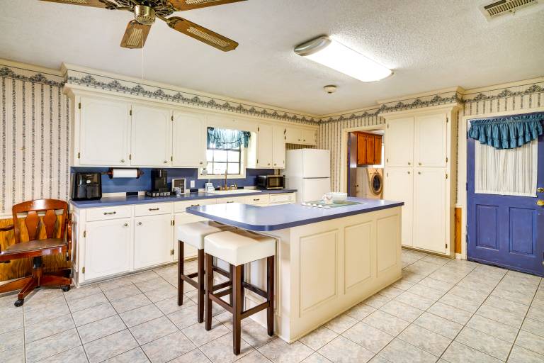 Patio & Grill! Charming 'Lake Charles Landing Pad' — photo 2
