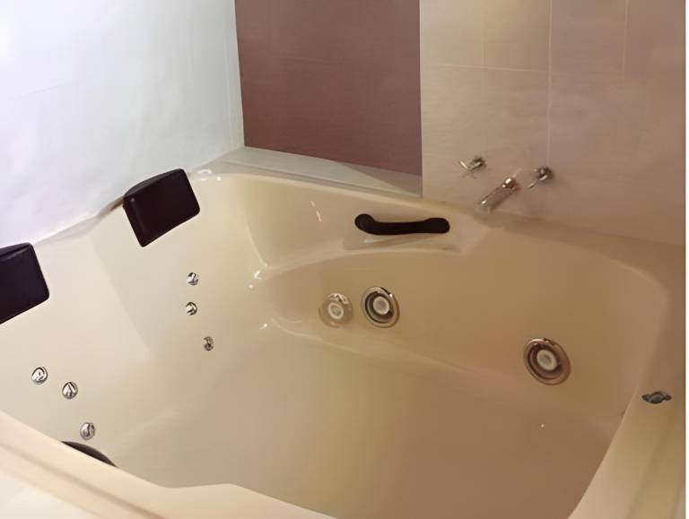 Lodge with hot tub, yard & patio — photo 4
