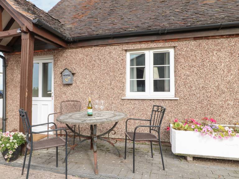 Cottage with yard — photo 2