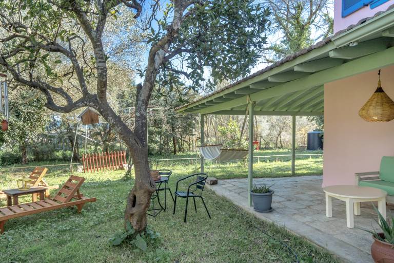 Lefkadas Bohemian Cottage Holiday Home with Mountain View, Wi-Fi and Air Conditioning — photo 3