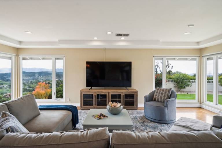 Family-friendly house with patio & private pool | Dogs allowed — photo 3