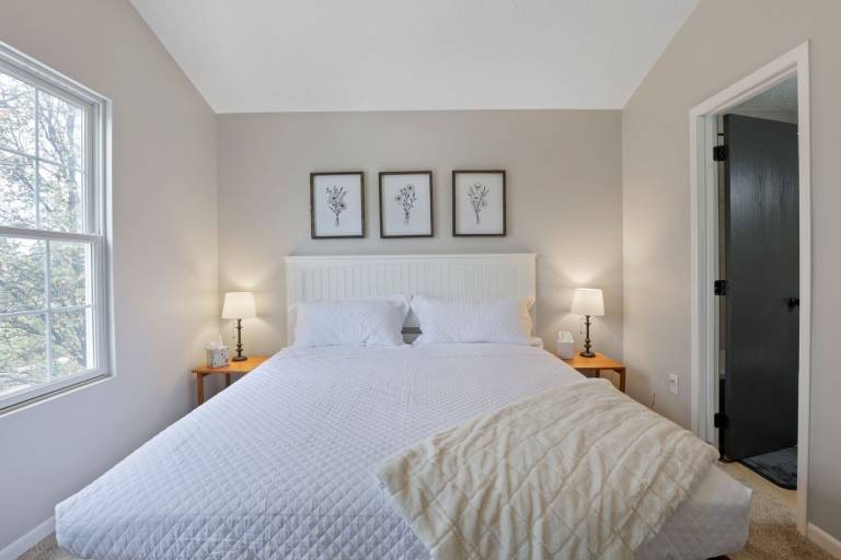 Children-friendly big vacation home with pool & yard | Pets are welcome in Franklin, OH