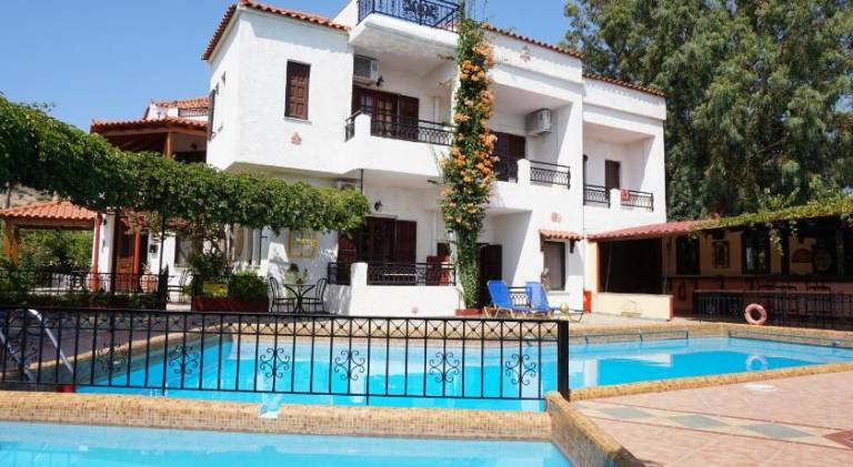Serviced apartment with pool, yard & patio in Samos