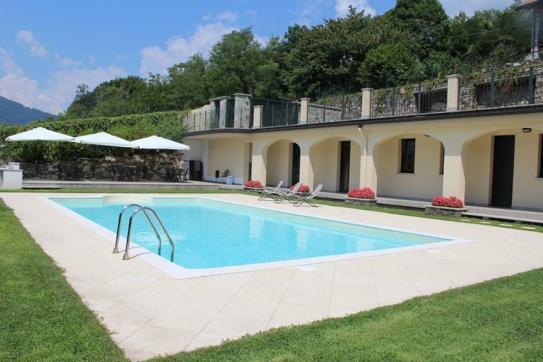Holiday apartment with yard & pool — photo 2