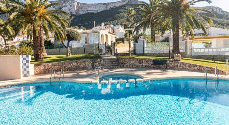 Chalet with terrace & private pool in Denia