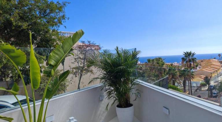 Fully equipped holiday apartment with patio, heated pool & barbecue | Dogs allowed in Adeje