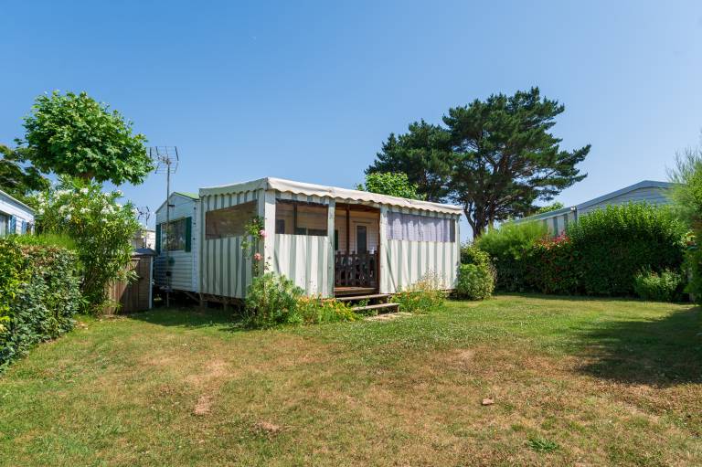 Mobile home with garden & terrace | Garden view in Vannes
