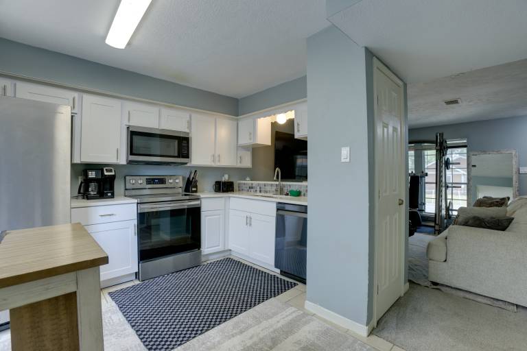 Pets Welcome! Humble Townhome 4 Mi to Airport — photo 2