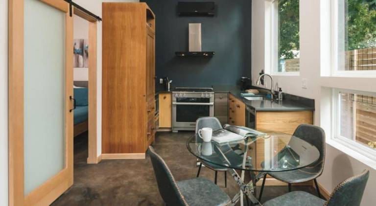 Dwell Upscale Woodstock Retreat Walk to Dining — photo 4
