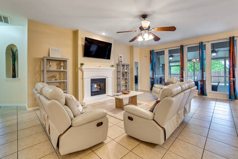 Spacious Arlington Home By Shops, Parks & Lakes — photo 5