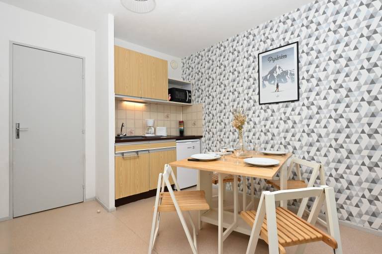 “At the Heart of the Valley” Apartment with Mountain View and Balcony — photo 5