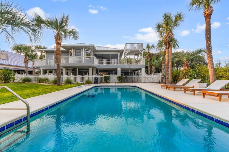 Family-friendly house with BBQ, private pool & garden | Pets allowed in Sunnyside, AL