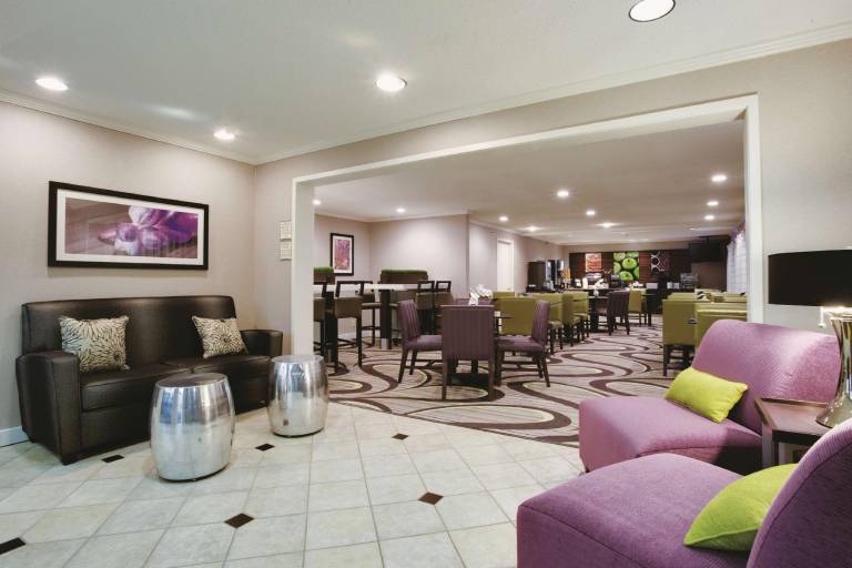 La Quinta Inn & Suites by Wyndham Harrisburg Airport Hershey — photo 5