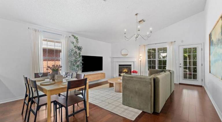 Apartment with pool — photo 2