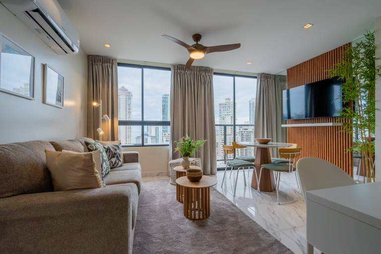 w Custom 1BR w Beautiful View in Calle 50