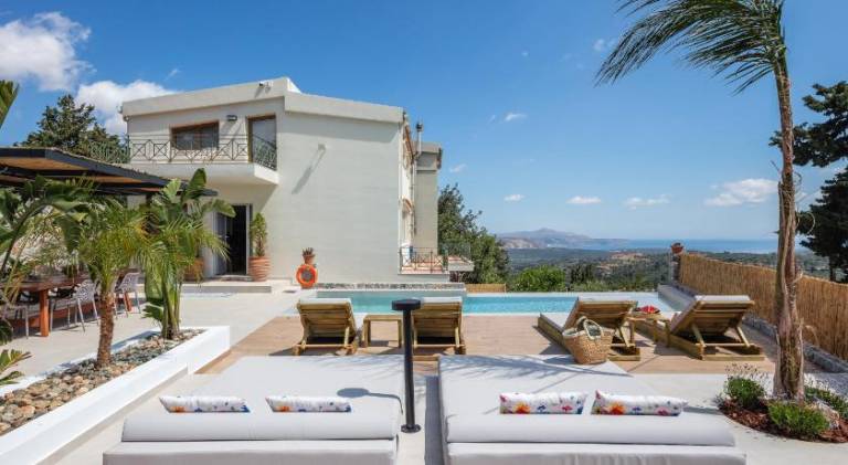 Villa with jacuzzi, patio & private pool in Apokoronas