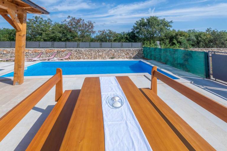 Family-friendly rental with grill, garden & patio | Pool view | Pet-friendly — photo 4