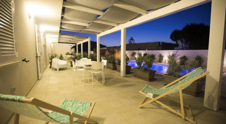 Vacation home with pool, yard & patio | Pet-friendly — photo 4