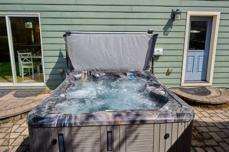 Vacation home with barbecue, jacuzzi & yard — photo 3