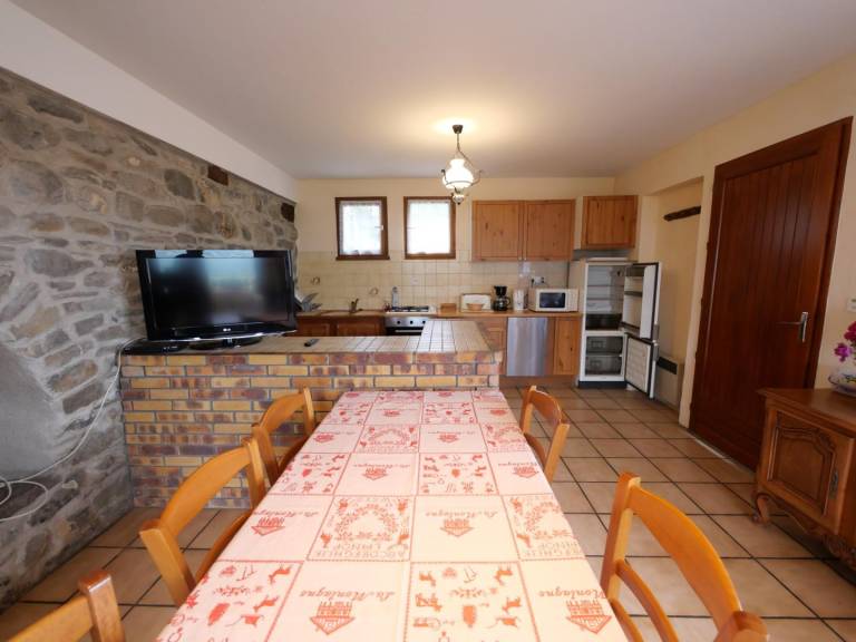 Gite with barbecue & yard — photo 3