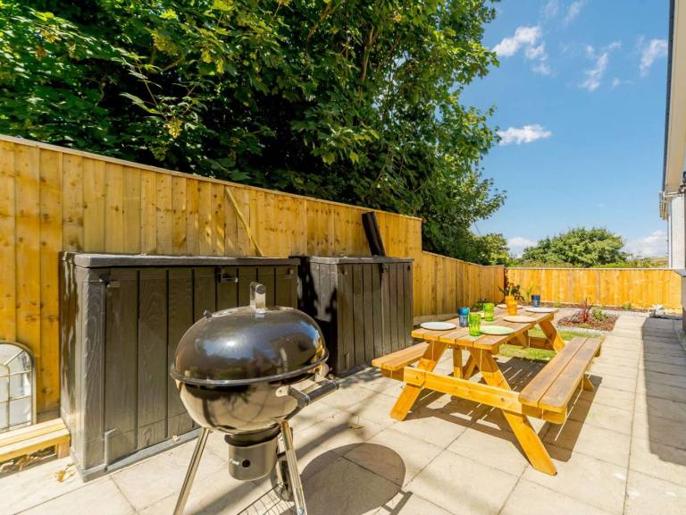 Cottage with barbecue, patio & hot tub | Water view — photo 5