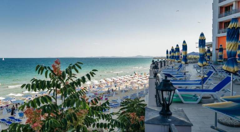 Apartment with terrace, sauna & barbeque in Sunny beach