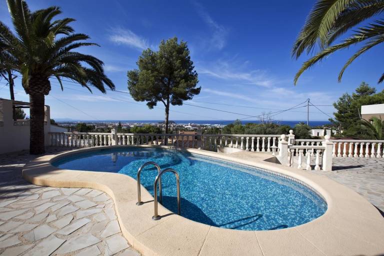 Villa with private pool, yard & barbeque — photo 2