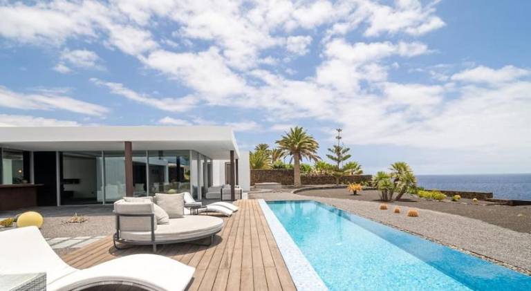 Villa with terrace, yard & grill in Tías
