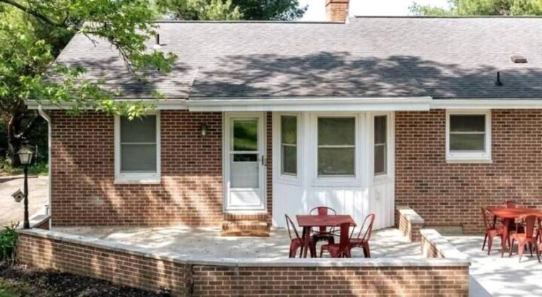 House with hot tub | Pets are welcome — photo 3